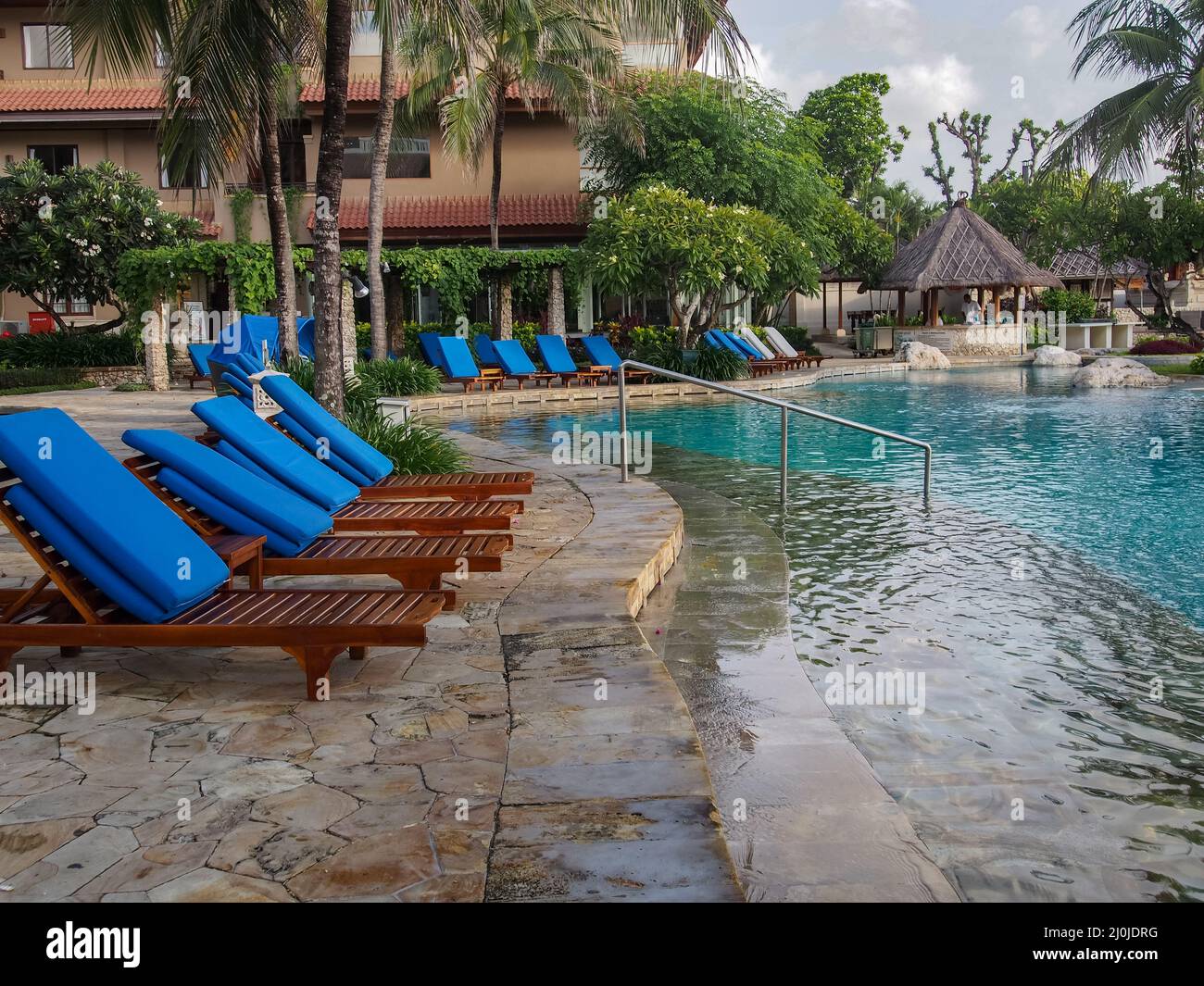 Bali, Indonesien - Jan, 2021: Leerer Swimmingpool und Ruhestätte im Luxushotel. Asien Stockfoto