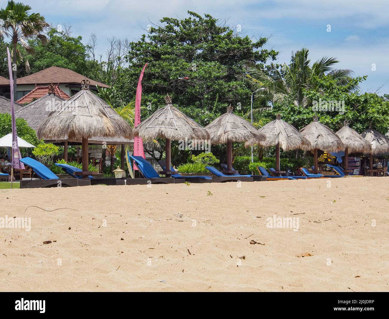Bali, Indonesien - Jan, 2021: Sandstrand und Ruheplatz im Luxushotel. Asien Stockfoto