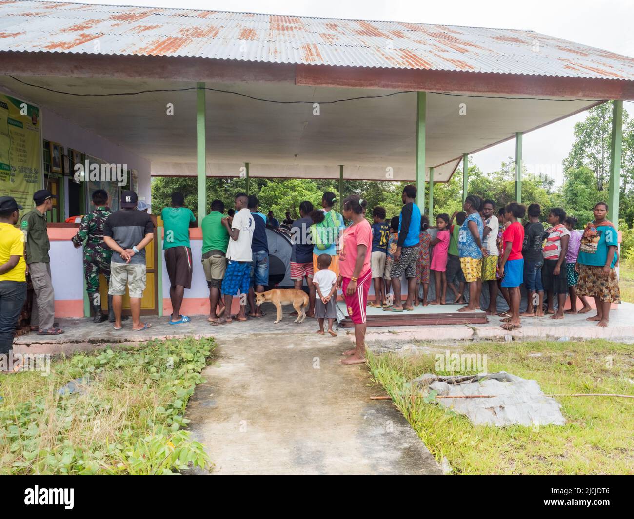 Kensi, Arguni, Indonesien - 06. Februar 2018: Eine Menschenmenge aus dem Stamm der Mairasi beobachtet Touristen während einer Expedition in die Regenforen Stockfoto