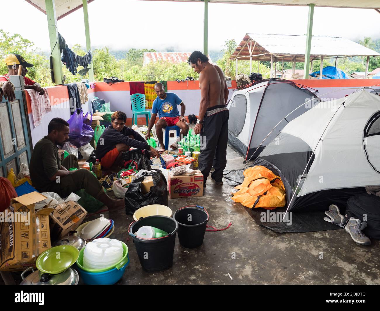 Kensi, Arguni, Indonesien - 06. Februar 2018: Zelte in einem Backsteinhaus ohne Mauern während einer Expedition im Regenwald Indonesiens. Bird's Head Penin Stockfoto