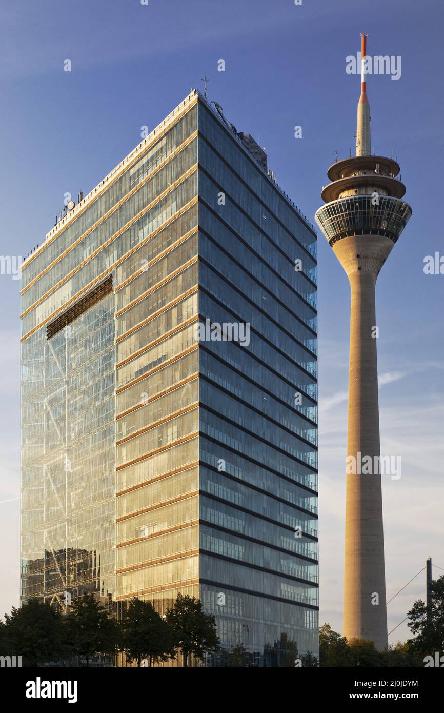 Das Stadttor mit dem Rheinturm, Düsseldorf, Nordrhein-Westfalen, Deutschland, Europa Stockfoto