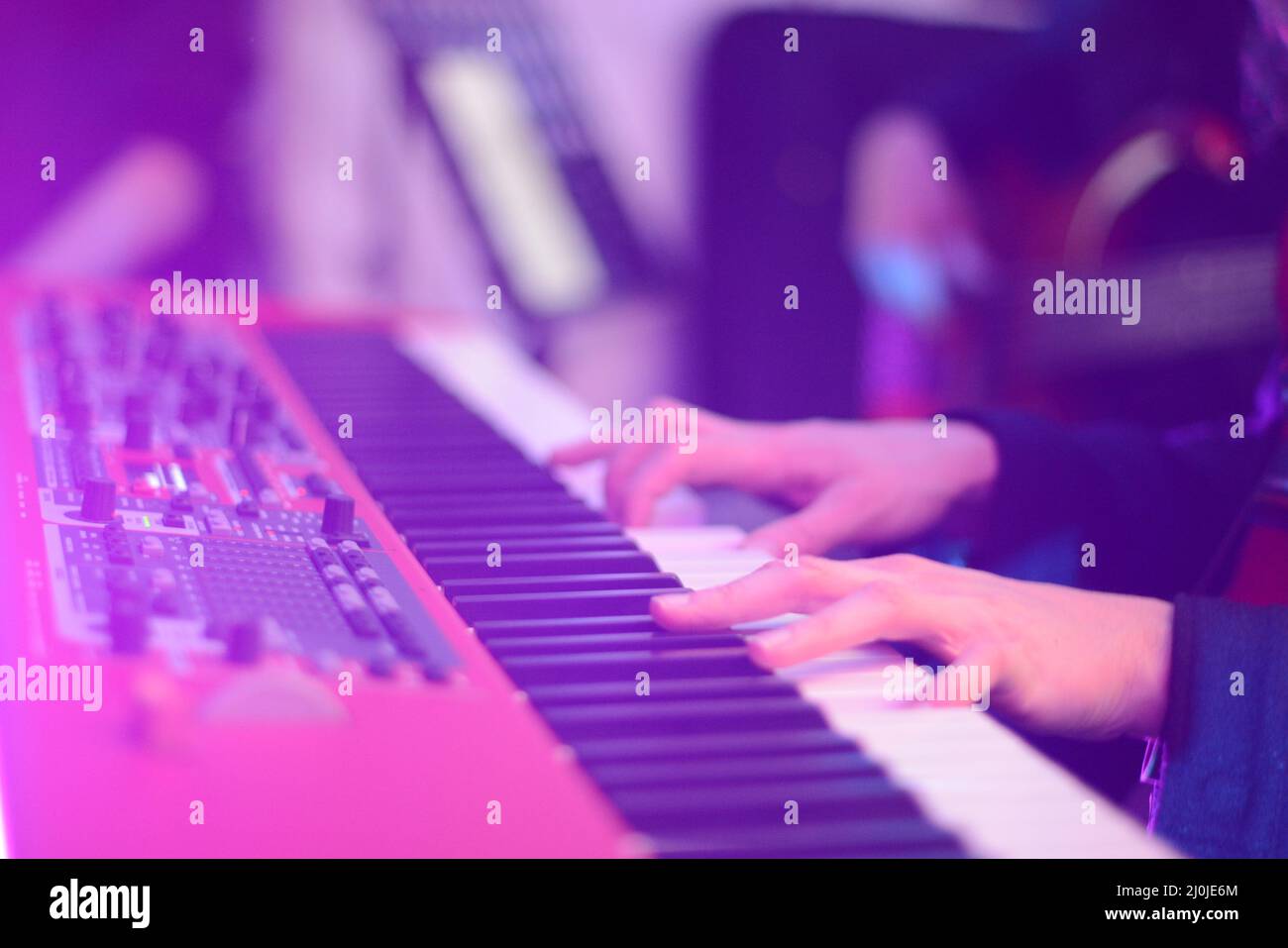 Nahaufnahme der Hände des Musikers, die Synthesizer spielen, bei einer Live-Show auf der Bühne Stockfoto