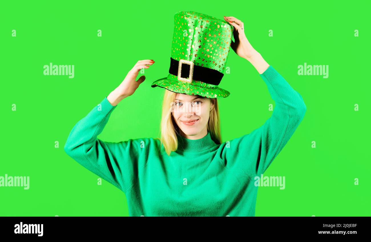 Patricks Day Feier. Schöne Frau in grünem Hut. Lächelndes Mädchen in Leprechaun Hut mit Kleeblatt. Stockfoto