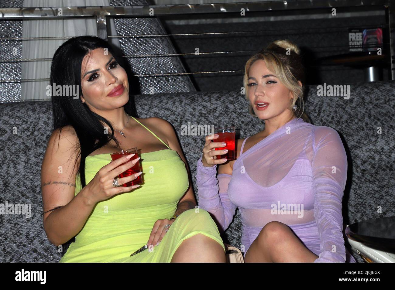 Larissa Lima und Stephanie Matto besuchen „Larry Flynt's Hustler Club Las Vegas“, Las Vegas, NV, 18. März 2022 Stockfoto