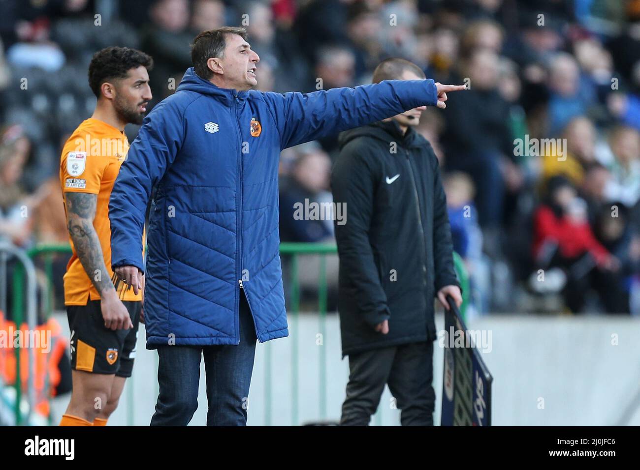 Shota Arveladze Manager von Hull City gibt seinem Team einige Anweisungen, während Allahyar Sayyadmanesh #20 von Hull City am 3/19/2022 auf den Platz wartet. (Foto von David Greaves/News Images/Sipa USA) Quelle: SIPA USA/Alamy Live News Stockfoto