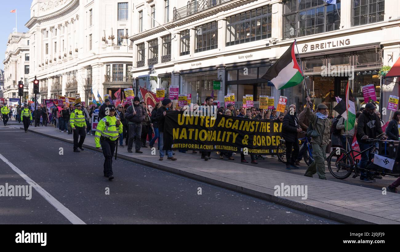 Anti-Rassismus-Protest auf den Straßen von London. Eine große Gruppe von Demonstranten, die die Regent Street entlang gehen. London - 19.. März 2022 Stockfoto