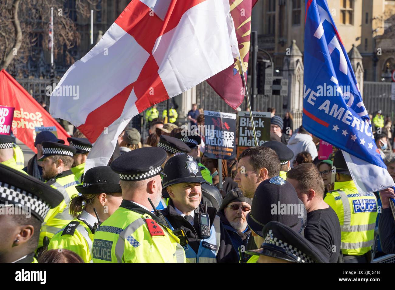 Ein paar rechtsextreme Demonstranten, die von der Polizei bei einem Anti-Rassismus-Protest auf dem Parliament Square umgeben sind. London - 19.. März 2022 Stockfoto