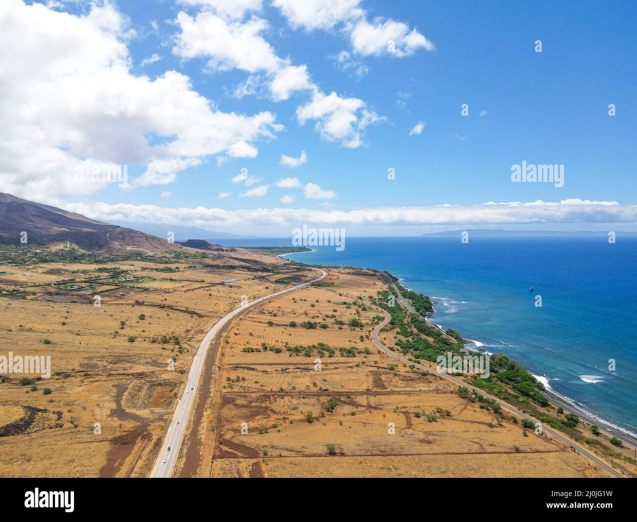 Luftaufnahme von Strand und Meer mit Wellen auf der Insel Maui, Hawaii. Stockfoto