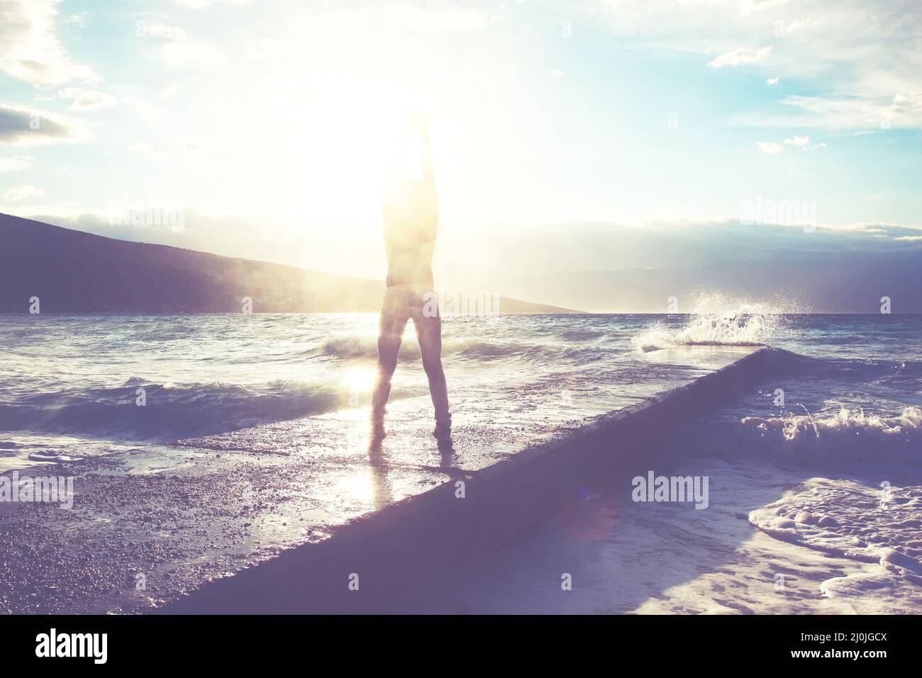 Große Wellen, die am Steinsteg bei stürmischem Wetter zerbrechen. Stockfoto