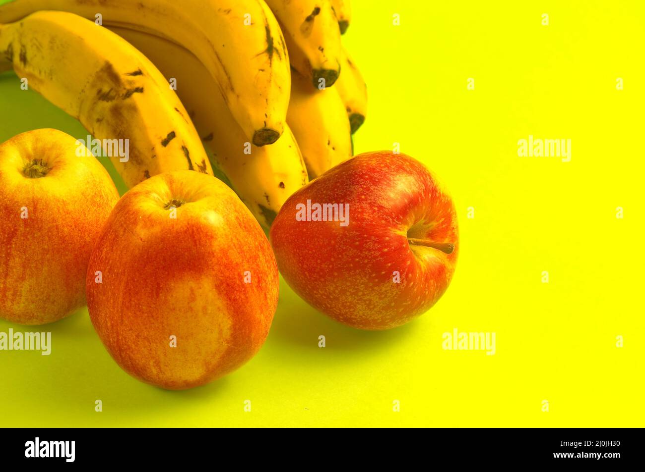 Ökologische Früchte. Äpfel und Bananen, Lebensmittel für Veganer. Stockfoto