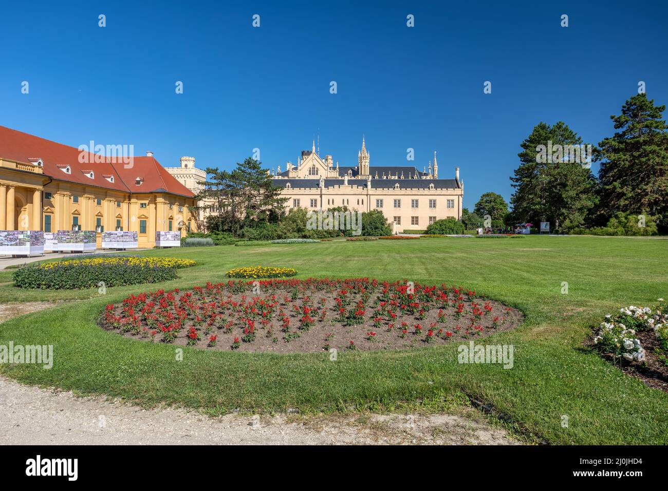 Schloss Lednice mit schönen Gärten und Parks an sonnigen Sommertagen Stockfoto