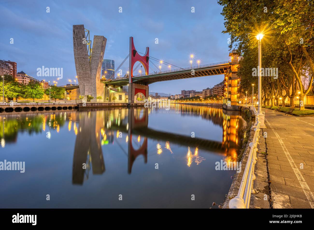 Der Fluss Nervion und die Brücke La Salve in Bilbao im Morgengrauen Stockfoto