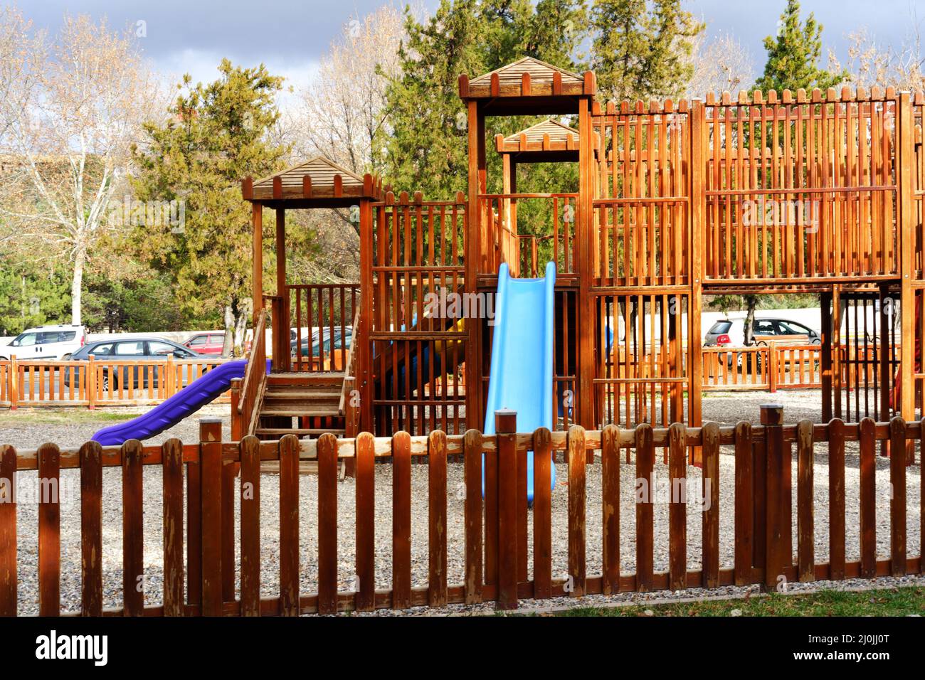 Schöne Rutschen auf einem Holzspielplatz im Freien an einem bewölkten Tag Stockfoto