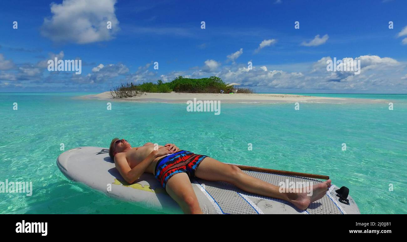 Mann genießt seinen Urlaub auf dem türkisfarbenen Meer der Malediven, Vacation Concept Stockfoto