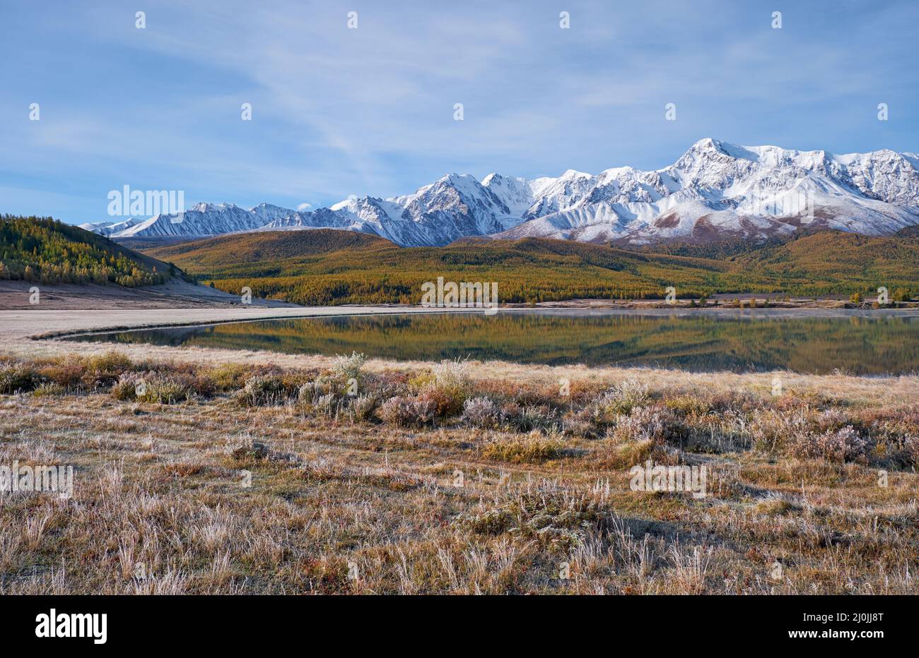 Altai-See Dshangyskol auf dem Bergplateau Eschtykel. Gras ist mit Reif bedeckt. Altai, Sibirien, Russland Stockfoto