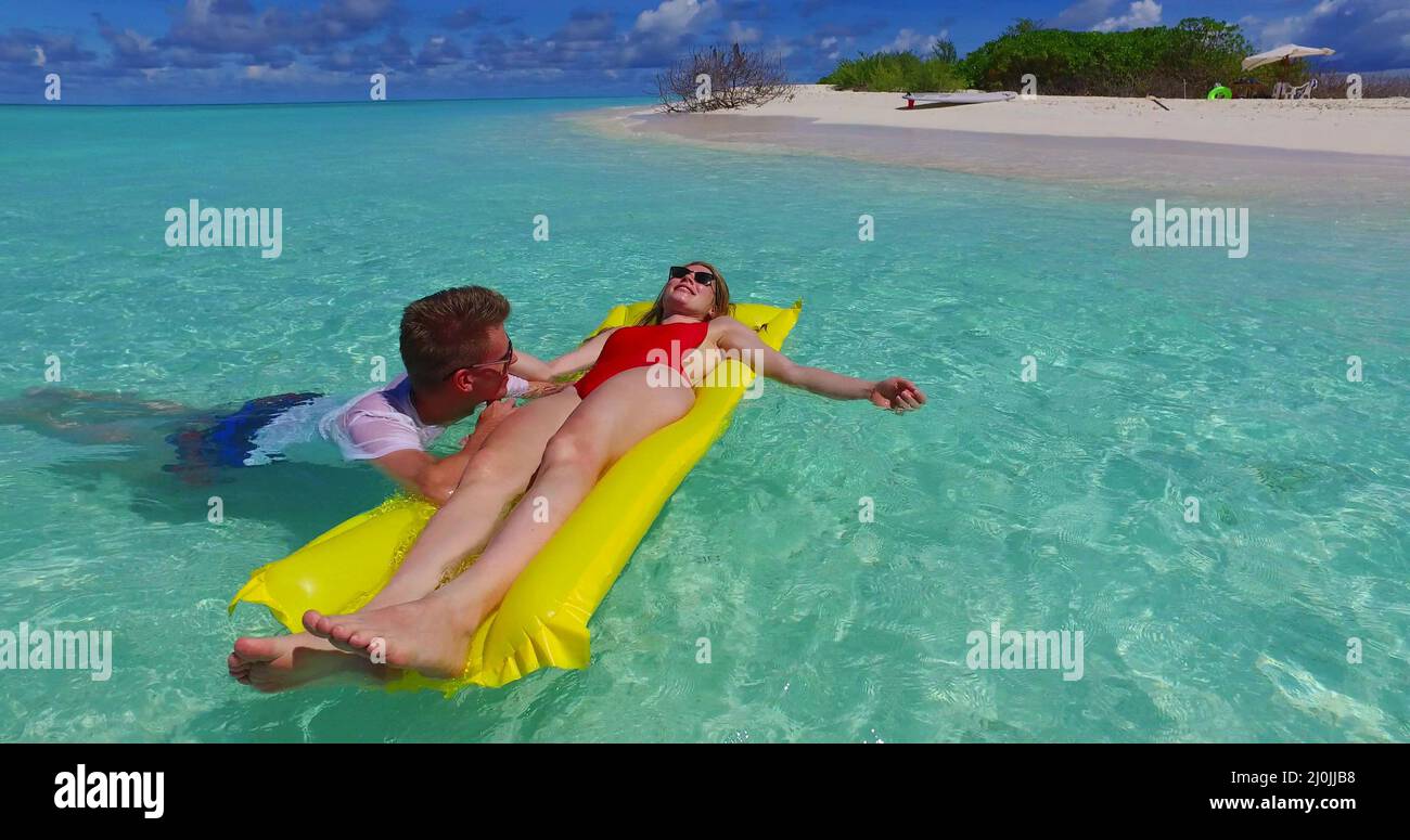 Glückliches Paar, das seinen Urlaub am türkisfarbenen Meer auf den Malediven genießt, Vacation Concept Stockfoto