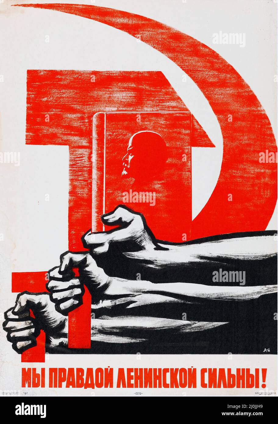 Sowjetische / Russische Propaganda (1967). Sowjetisches Plakat - "die Wahrheit Lenins ist stark!" Feat einen Hammer und Sichel. Stockfoto