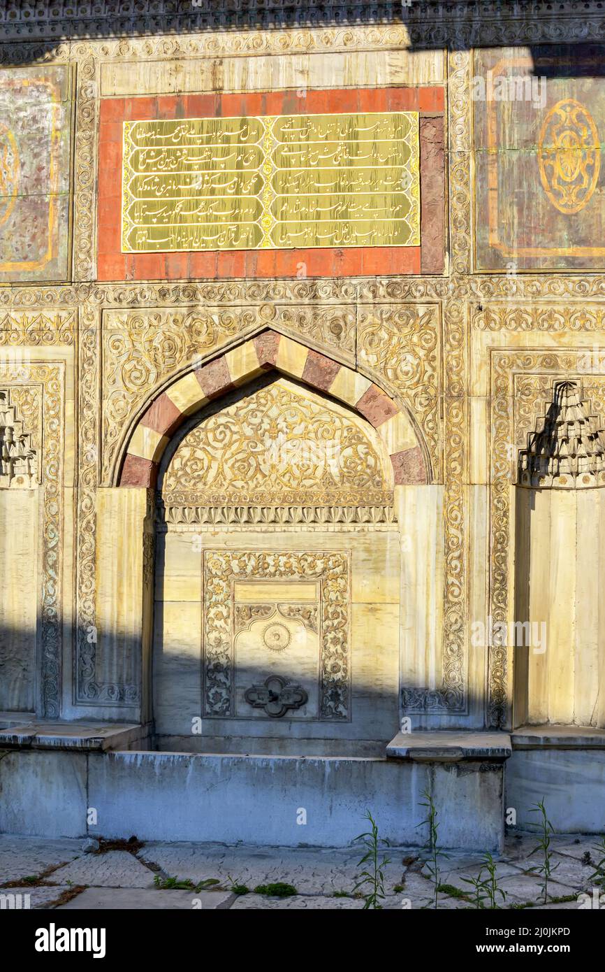 Muslimisches Portal mit Waschbecken und Arabesken in Istanbul, Türkei Stockfoto