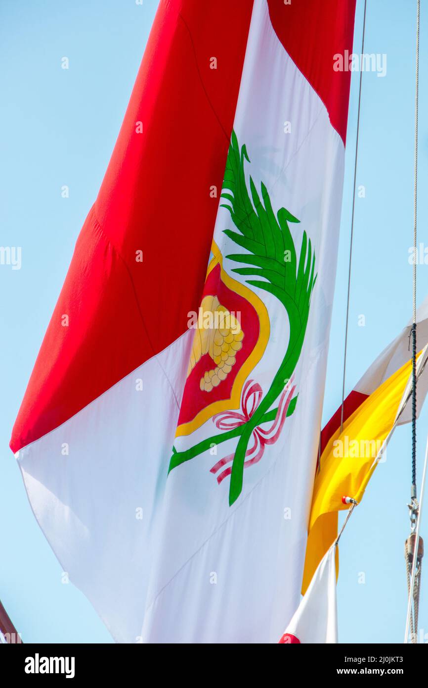 Flagge Perus im Freien in Rio de Janeiro, Brasilien. Stockfoto
