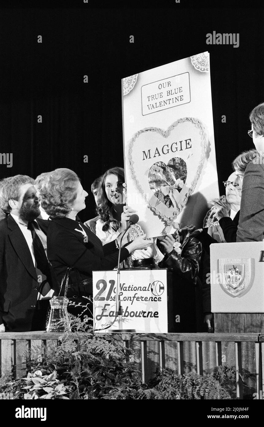 Junge konservative Konferenz im Congress Theatre, Eastbourne. Premierministerin Margaret Thatcher wird eine Valentinskarte überreicht. 12.. Februar 1981. Stockfoto