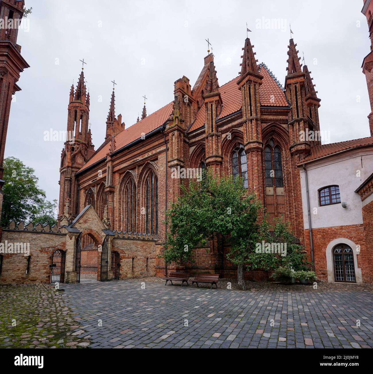 Blick auf die Kirche der Heiligen Anna in Vilnius Stockfoto