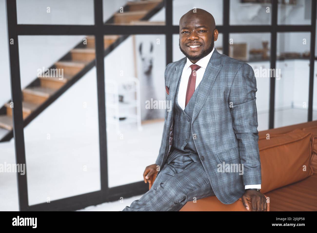 Der Oberste Hotelmanager Begrüßt Die Gäste. Hotel Business. Afro-Amerikanischer Mann Smiles Freundlich. Konzept Des Managements, Hotelgeschäft. Stockfoto