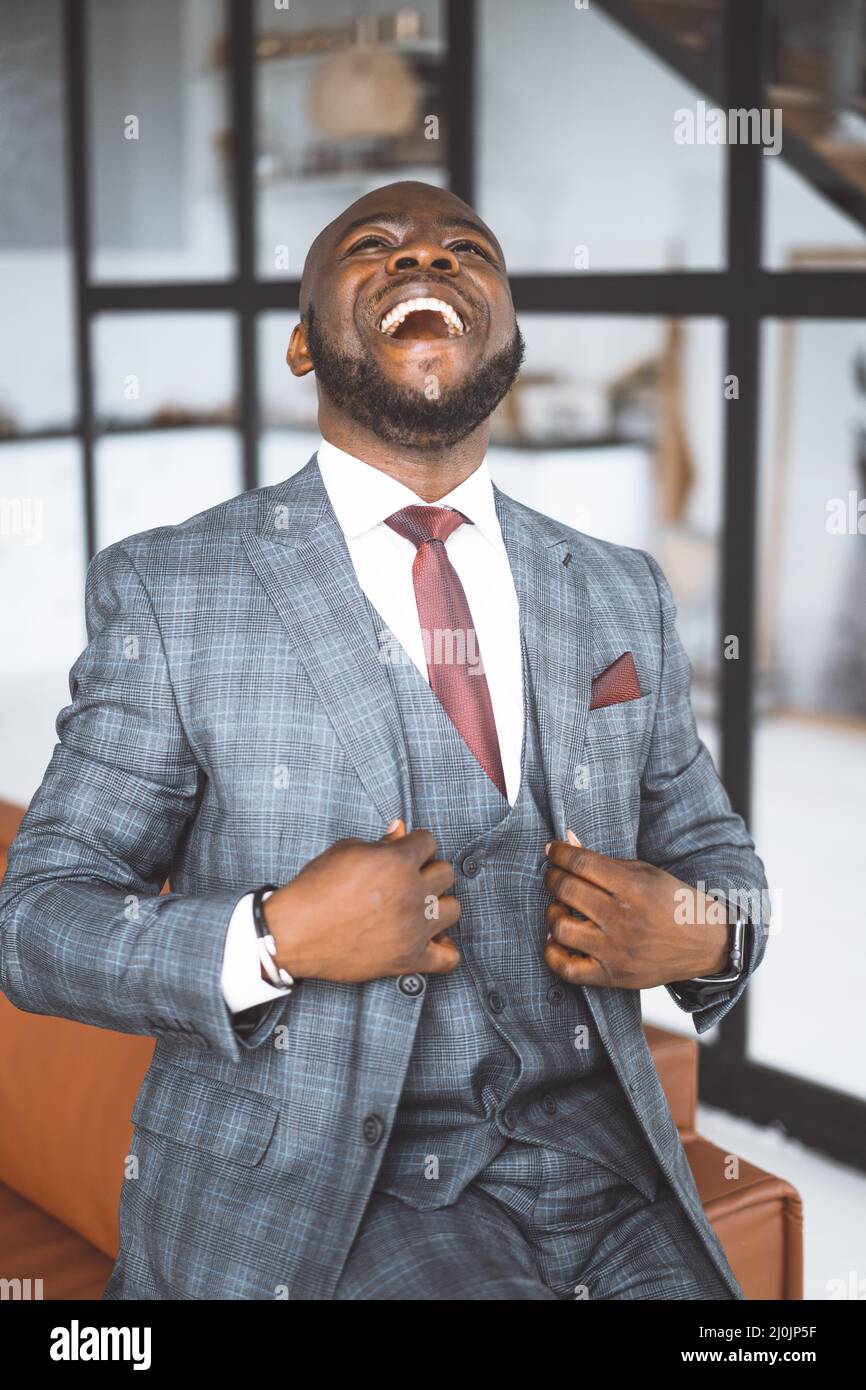 Geste Von Super Zufrieden Mit Seinem Lebensmann. Der Luxuriöse Afro-Amerikaner Lacht Aus Dem Herzen Und Ist Zufrieden Mit Dem, Was Happenin Ist Stockfoto