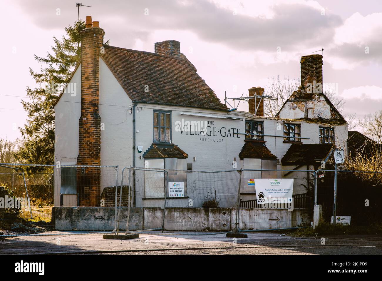 Wendover, Großbritannien. 25.. Februar 2022. Die Village Gate Kneipe, die im August 2019 durch einen Brand zerstört wurde. Der Bauträger Cordage 4 Limited hat beim Buckinghamshire Council die Genehmigung beantragt, den Pub in World's End abzureißen und den Standort als zwei Häuser und fünf Wohnungen zu entwickeln. Kredit: Mark Kerrison/Alamy Live Nachrichten Stockfoto