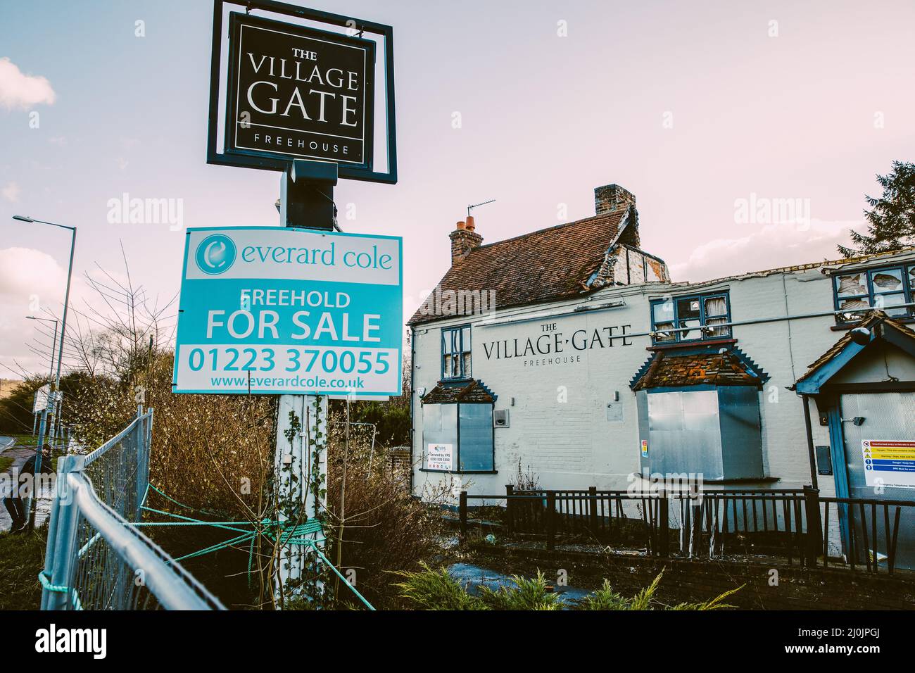 Wendover, Großbritannien. 25.. Februar 2022. Die Village Gate Kneipe, die im August 2019 durch einen Brand zerstört wurde. Der Bauträger Cordage 4 Limited hat beim Buckinghamshire Council die Genehmigung beantragt, den Pub in World's End abzureißen und den Standort als zwei Häuser und fünf Wohnungen zu entwickeln. Kredit: Mark Kerrison/Alamy Live Nachrichten Stockfoto