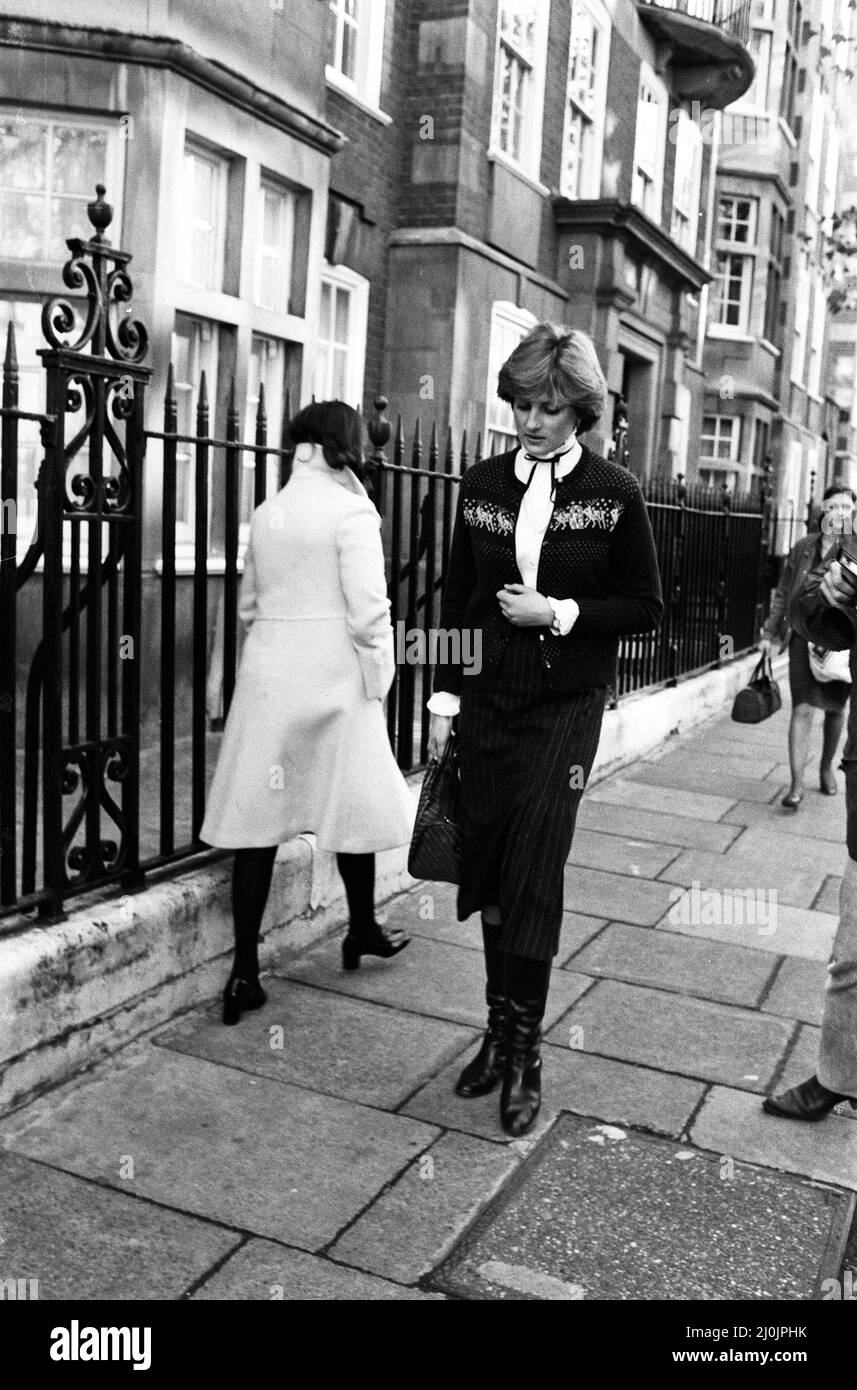 Lady Diana Spencer verlässt ihre Wohnung in Kensington, London. 12.. November 1980. Stockfoto