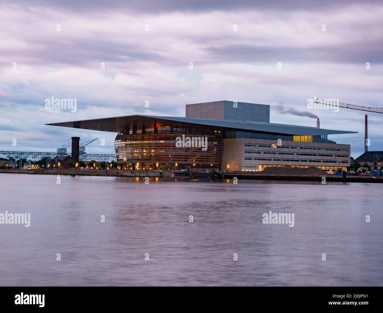 Kopenhagen, Dänemark - Juli, 2021: Das Kopenhagener Opernhaus ist das nationale Opernhaus Dänemarks und gehört zu den modernsten Opernhäusern im wo Stockfoto