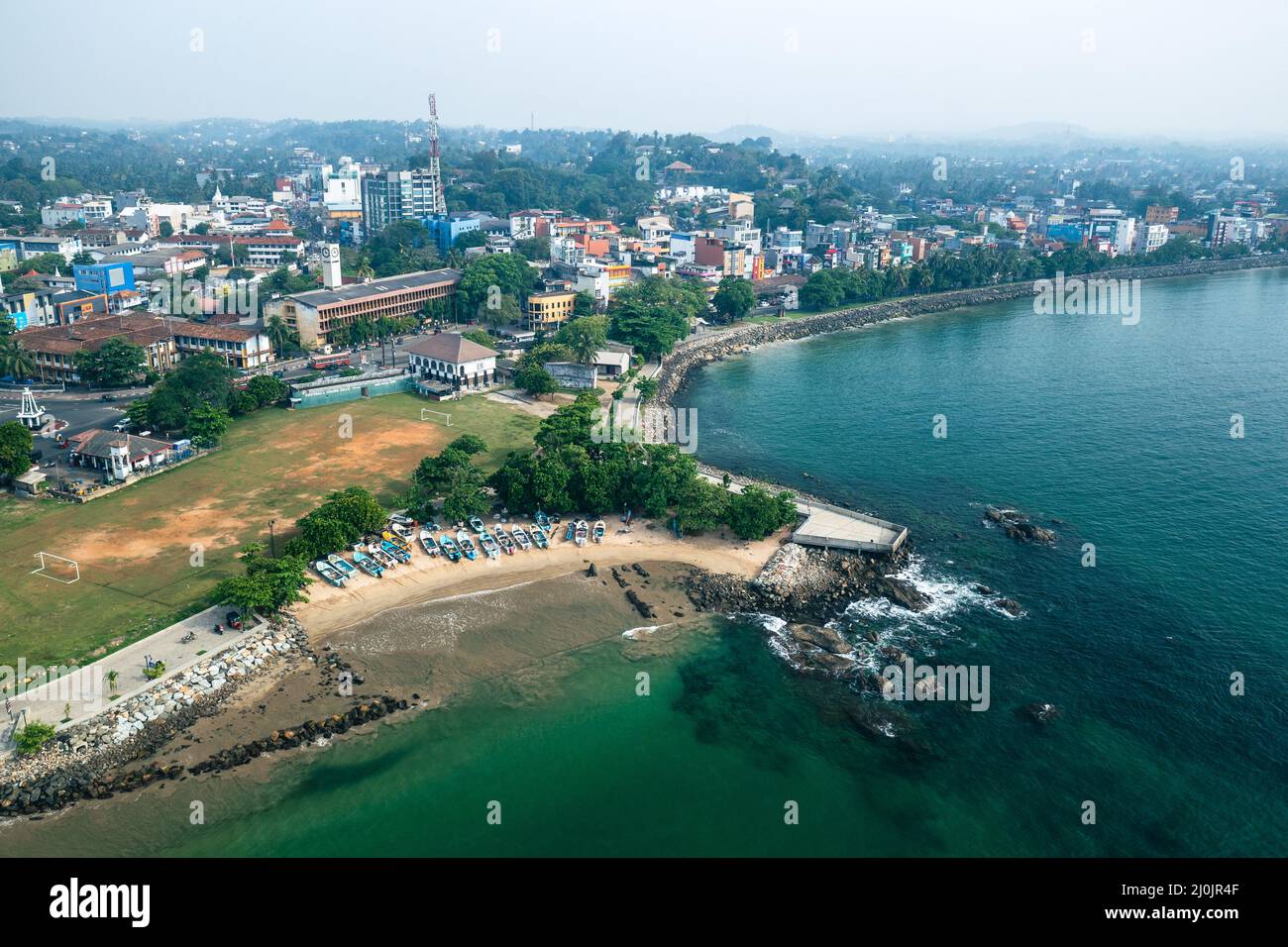 Luftaufnahme von Fischerbooten am Strand in Galle, Sri Lanka. Stockfoto