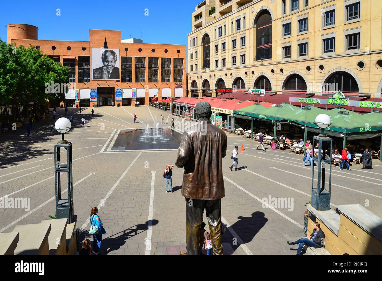 Nelson Mandela Statue in Nelson Mandela Square, CBD, Sandton, Johannesburg, Provinz Gauteng, Südafrika Stockfoto