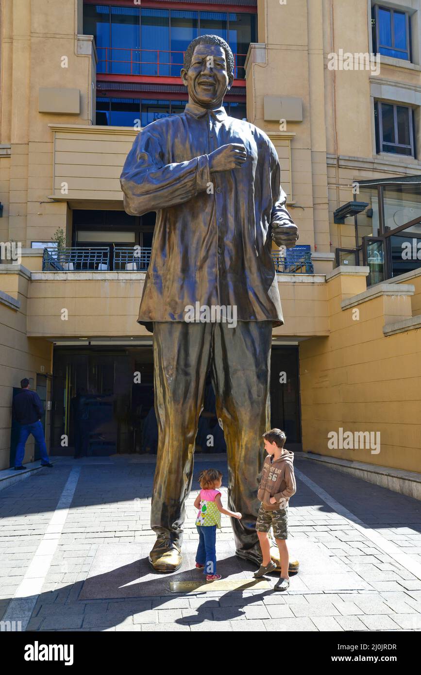 Nelson Mandela Statue in Nelson Mandela Square, CBD, Sandton, Johannesburg, Provinz Gauteng, Südafrika Stockfoto