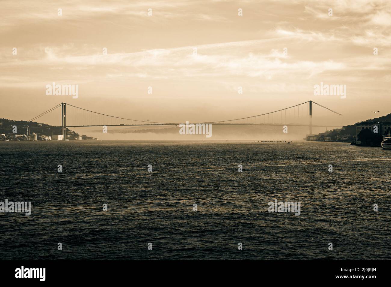 Bosporus oder 15. juli Märtyrerbrücke bei nebligen Wetter am Morgen. Istanbul Hintergrund Sepia farbigen Foto. Stockfoto