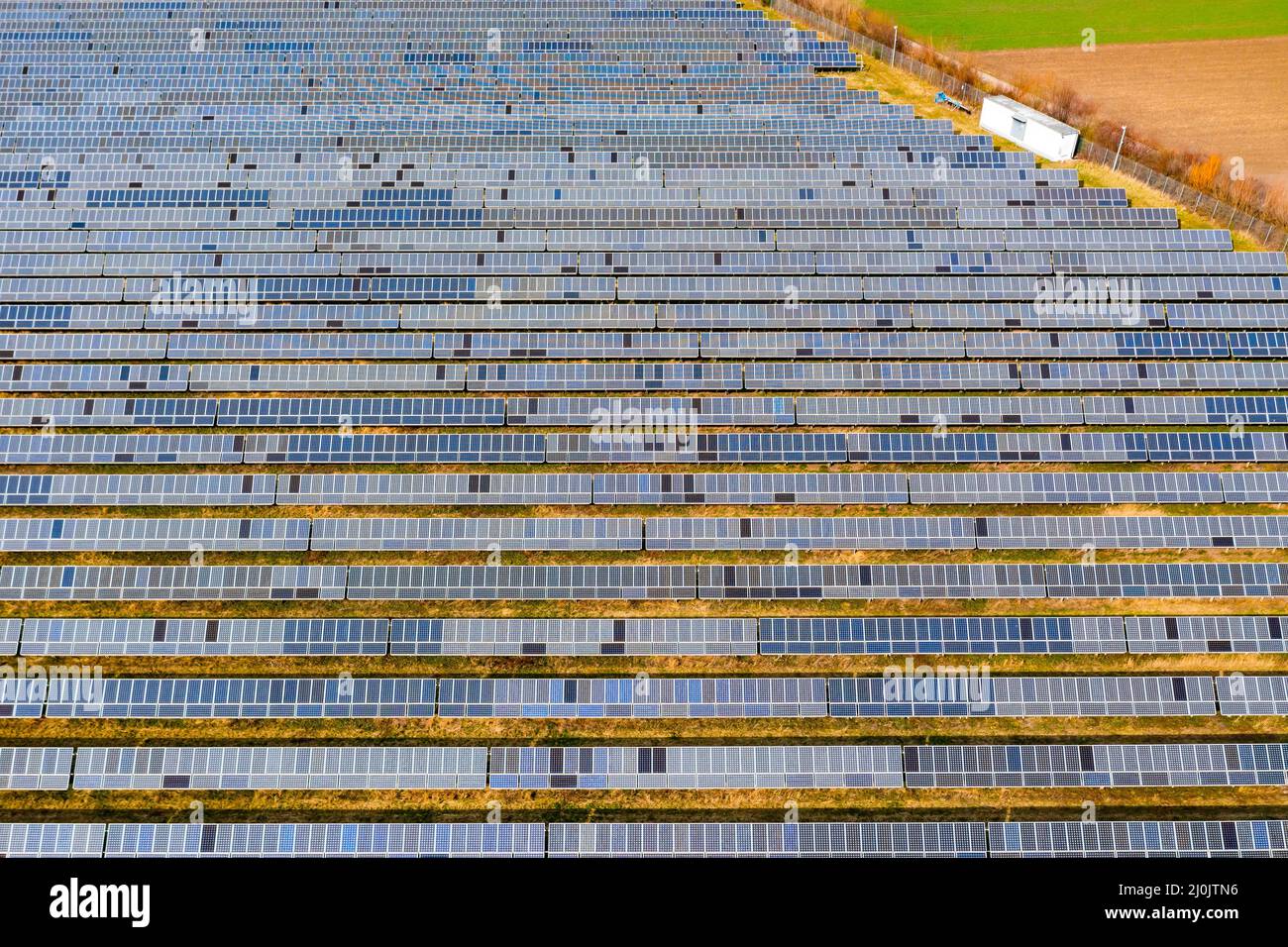 Zahlreiche Module einer Photovoltaikanlage auf einem Solarpark im ländlichen Deutschland unterstützen die Energiewende Stockfoto