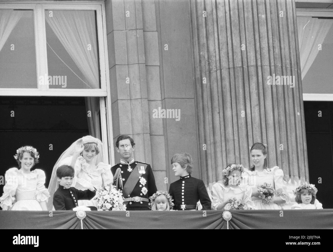 Hochzeitstag von Prinz Charles & Lady Diana Spencer, 29.. Juli 1981. Im Bild: Königliches Paar mit Brautpaten auf dem Balkon des Buckingham Palace, London. Von links nach rechts: India Hicks (13 Jahre) Edward van Cutsem (8 Jahre) Prinzessin Diana Prinz Charles Clementine Hambro (5 Jahre) Lord Nichola Windsor (11 Jahre) Sarah-Jane Gaselee (11 Jahre) Lady Sarah Armstrong-Jones (17 Jahre) Catherine Cameron (6 Jahre) Stockfoto
