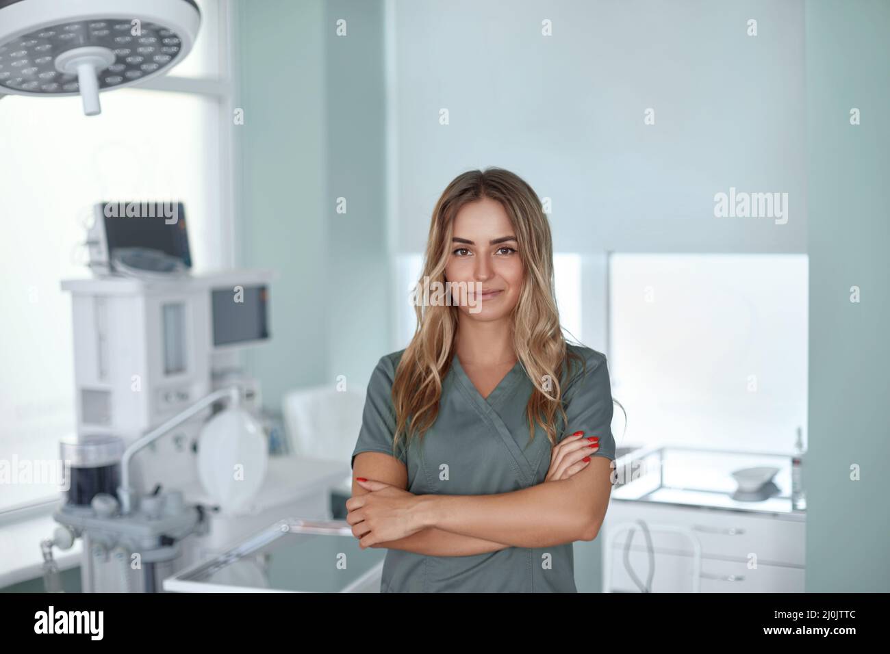 Lächelnde Ärztin im Krankenhaus. Patientenberatung. Stockfoto