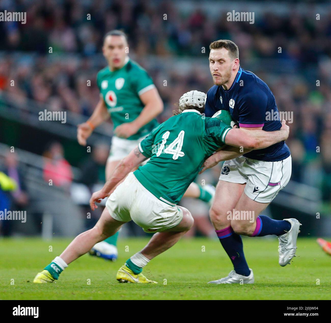 19.. März 2022 ; Aviva Stadium, Dublin, Irland; 6-Nations International Rugby, Irland gegen Schottland; Mark Bennett aus Schottland wird von Mack Hansen aus Irland angegangen Stockfoto