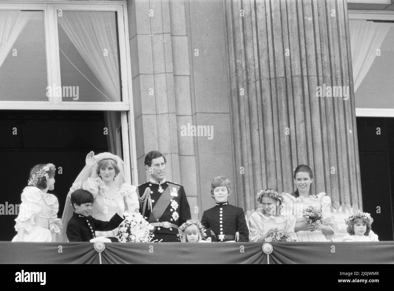 Hochzeitstag von Prinz Charles & Lady Diana Spencer, 29.. Juli 1981. Im Bild: Königliches Paar mit Brautpaten auf dem Balkon des Buckingham Palace, London. Von links nach rechts: India Hicks (13 Jahre) Edward van Cutsem (8 Jahre) Prinzessin Diana Prinz Charles Clementine Hambro (5 Jahre) Lord Nichola Windsor (11 Jahre) Sarah-Jane Gaselee (11 Jahre) Lady Sarah Armstrong-Jones (17 Jahre) Catherine Cameron (6 Jahre) Stockfoto