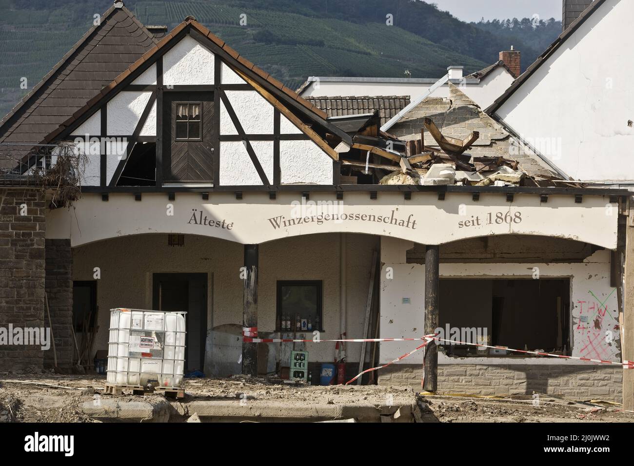 Zerstörtes Haus, älteste Weingenossenschaft seit 1886, Hochwasserkatastrophe 2021, Mayschoss, Deutschland, Europa Stockfoto