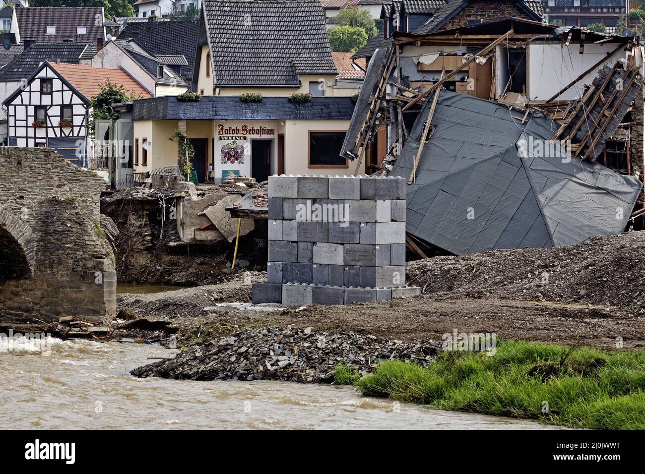 Flutkatastrophe 2021, zerstörte Nepomuk-Brücke über die Ahr, Rech, Deutschland, Europa Stockfoto