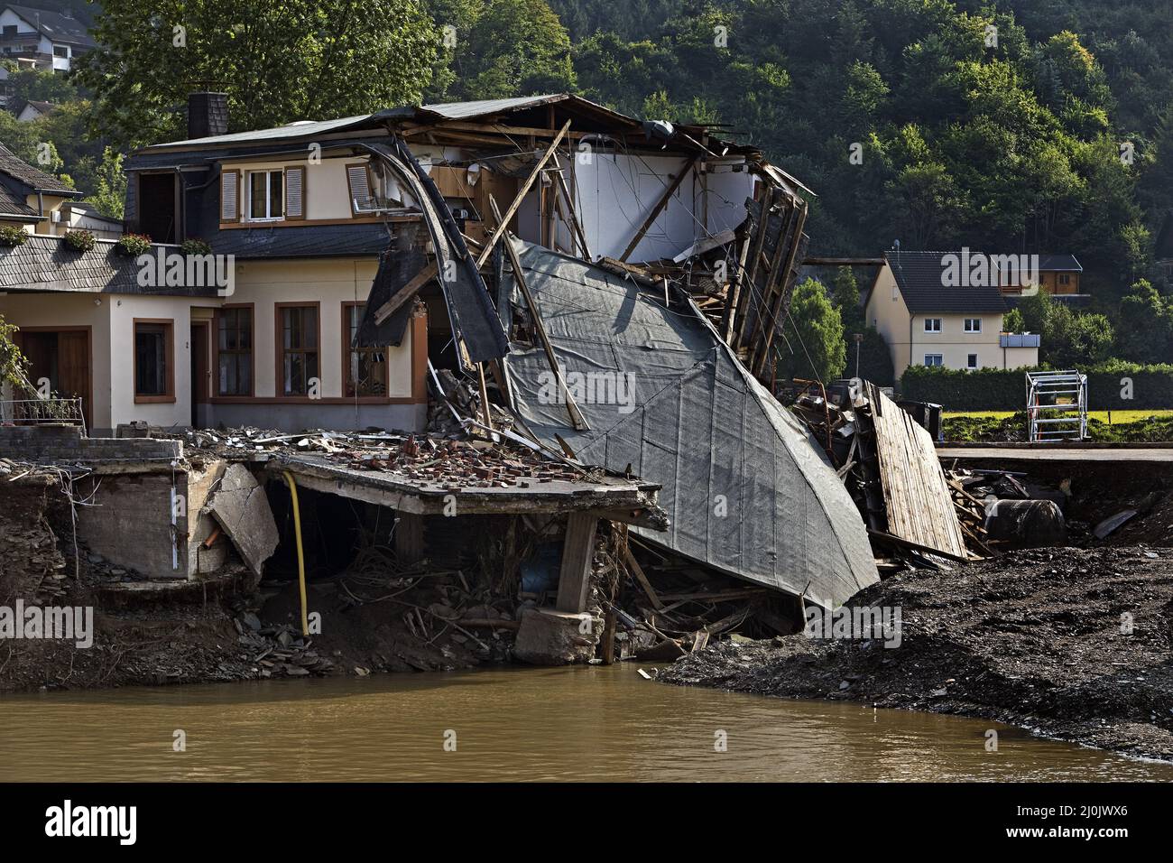 Zerstörtes Haus auf der Nepomuk-Brücke mit der Ahr, Flutkatastrophe 2021, Rech, Deutschland, Europa Stockfoto