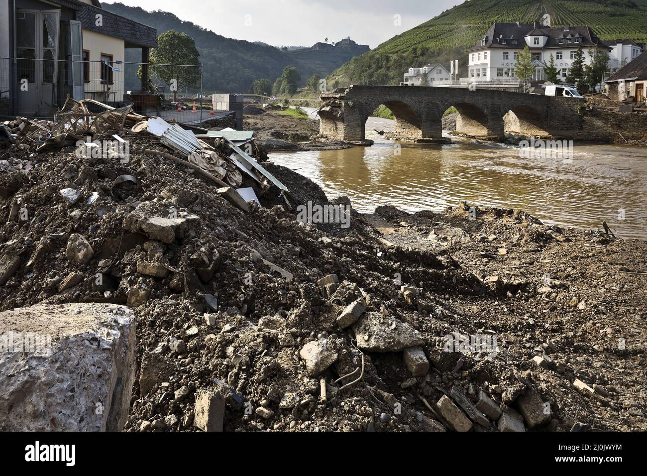 Flutkatastrophe 2021, Schutt und zerstörte Nepomuk Brücke über den Fluss Ahr, Rech, Deutschland, Europa Stockfoto