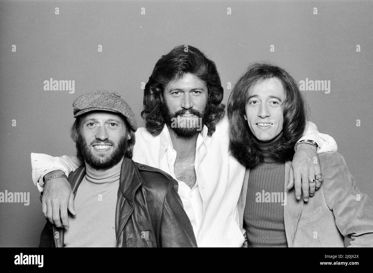 The Bee Gees zurück in London 22. November 1981. Von links nach rechts: Maurice Gibb Barry Gibb Robin Gibb *** Ortsüberschrift *** Sänger Stockfoto