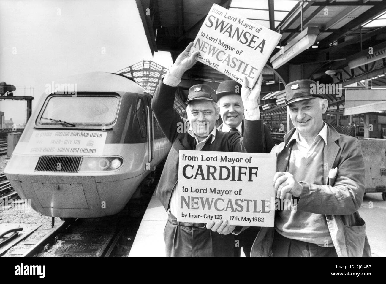 Die Bahnfahrer Bic Bryant und Norman Boyd (rechts) mit dem Bahnhofsmanager Neil Clarke am 17.. März 1982 in Newcastle Central Staton. Die Fahrer gingen in die Rekordbücher, als sie den ersten nter-City 125 Hochgeschwindigkeitszug fuhren, um den Nordosten mit Wales und dem Südwesten zu verbinden. Stockfoto