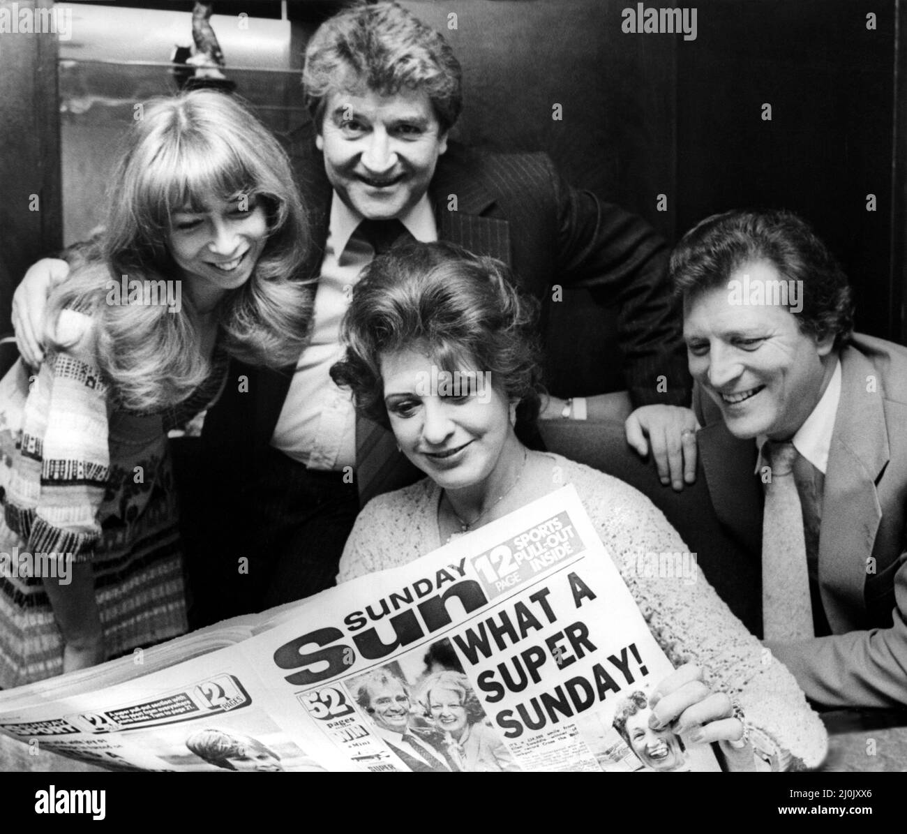 Unter den ersten, die eine Vorschau auf den neuen Look Sunday Sun erhielten, waren vier berühmte Gesichter aus Großbritanniens populärster Street. Die Stars der Coronation Street, Helen Worth, Peter Adamson, Pat Phoenix und Johnny Briggs, sahen eine Musterausgabe der Zeitung, als sie das Sunderland Kaufhaus Joklings besuchten, um den Weihnachtsmann des Stores zu begrüßen. 01/11/1980 Stockfoto