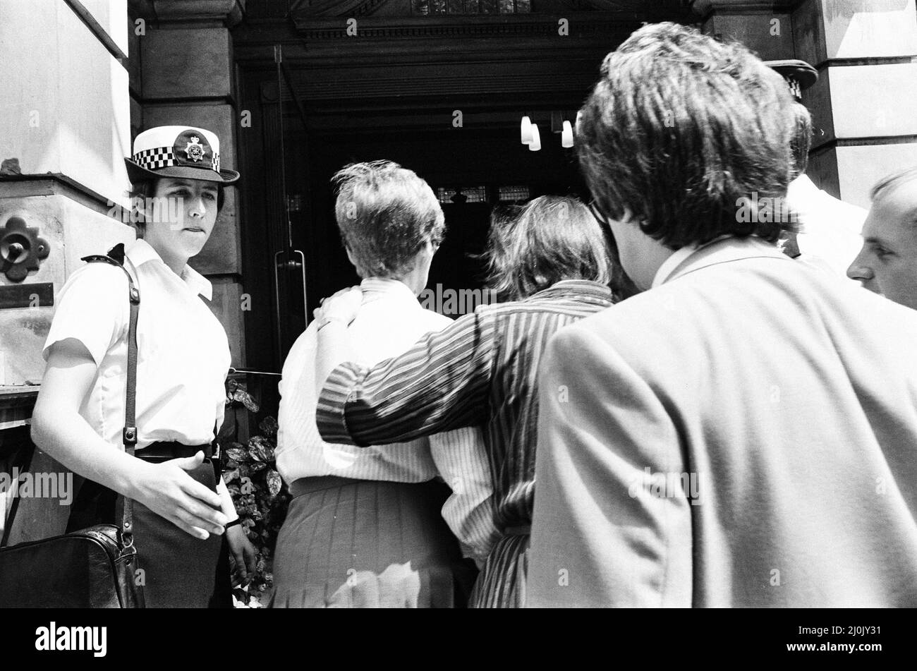 Szenen vor dem Krankenhaus, dem National Hospital for Neurology and Neurosurgery, Queen Square, London, Freitag, 4.. Juni 1982. Unser Bild Zeigt ... Hava Argov Frau des Botschafters, kommt im Krankenhaus an. Hier wurde Shlomo Argov, der israelische Botschafter im Vereinigten Königreich, nach dem versuchten Mord am Vorabend getroffen. Shlomo Argov wurde nach einem Bankett im Dorchester Hotel in der Park Lane, London, in den Kopf geschossen, als er in sein Auto stieg. Argov wurde nicht getötet, aber schwer verletzt. Der Attentat auf Argows Leben wurde von Israel als Grundlage für den Libanonkrieg 1982 genutzt. Stockfoto