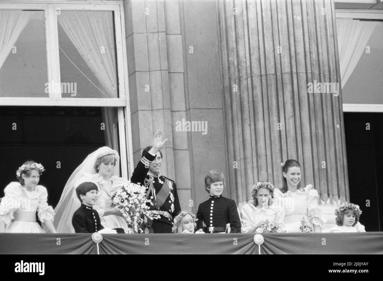 Hochzeitstag von Prinz Charles & Lady Diana Spencer, 29.. Juli 1981. Im Bild: Königliches Paar mit Brautpaten auf dem Balkon des Buckingham Palace, London. Von links nach rechts: India Hicks (13 Jahre) Edward van Cutsem (8 Jahre) Prinzessin Diana Prinz Charles Clementine Hambro (5 Jahre) Lord Nichola Windsor (11 Jahre) Sarah-Jane Gaselee (11 Jahre) Lady Sarah Armstrong-Jones (17 Jahre) Catherine Cameron (6 Jahre) Stockfoto