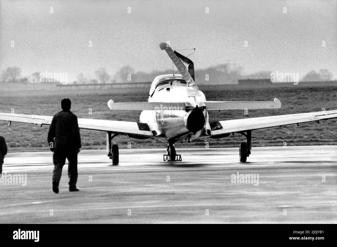 Zwei RAF-Piloten konnten sich verletzen, als ihre Jets 5.000 Meter über dem Lake District kollidierten. Die Jet Provosts konnten zum Flughafen Newcastle fliegen. Ein Drittel der Formation landete auch vorsorglich in Newcastle. Ein Flugzeug wurde schwer beschädigt, während das zweite bei dem Vorfall leicht markiert war. Die drei Provosten der RAF Linton-on-Ouse, nahe York, waren auf einer Routine-Flugübung. 01/12/1982 Stockfoto